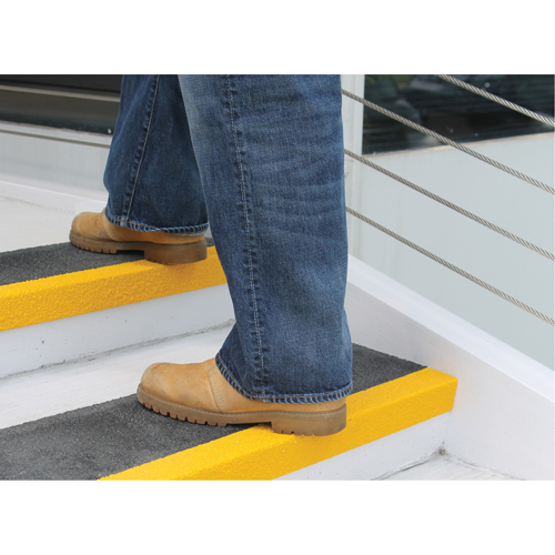 Rebords de marches antid&eacute;rapants Safestep, 10" la x 32" lo, Noir & jaune MAS Chibougamau