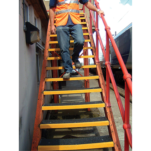 Rebords de marches antid&eacute;rapants Safestep, 10" la x 32" lo, Noir & jaune MAS Chibougamau