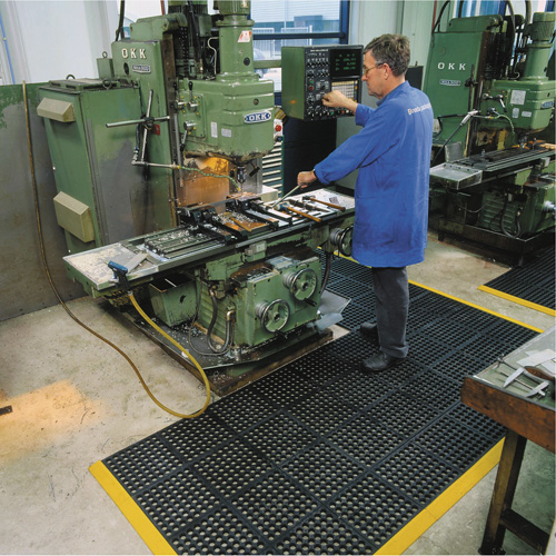 Tapis antifatigue &agrave; imbrication Cushion-Ease 550, &agrave; fentes, 3' x 3' x 3/4", Noir, Caoutchouc MAS Chibougamau