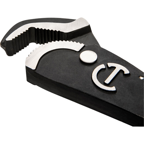 Cl&eacute; bimat&eacute;riau auto-ajustable pour tuyau, Cap des m&acirc;choires 1-1/2", Longueur 12", Fini Oxyde noir, Prise Coussin&eacute;e MAS Chibougamau