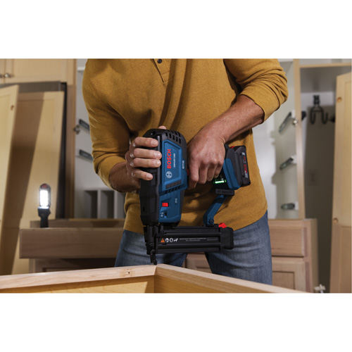 Brushless 18-Gauge Brad Nailer Kit with Standard Power Battery, 18 V, Lithium-Ion MAS Chibougamau