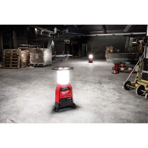 Lampe de chantier M18 Radius et chargeur avec One-Key, DEL, 4800/9000/2500 lumens, Boîtier en Plastique MAS Chibougamau